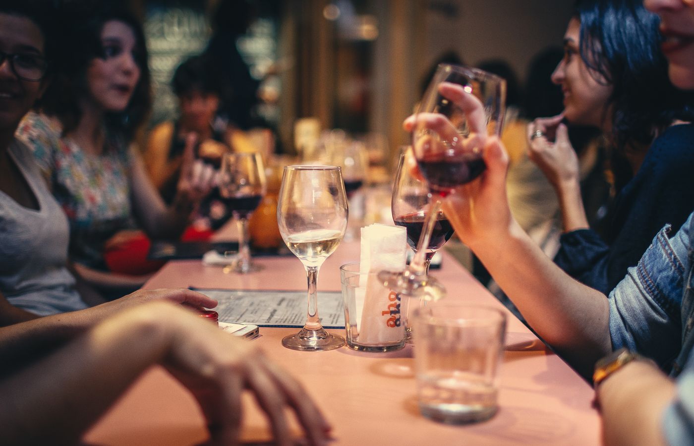 Elegancka sala restauracyjna z nakrytymi stolikami
